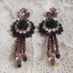 BO Midnight Daisy avec des cabochons Roses Noires en résine brodés avec chatons, mini gouttes et rocailles. Les pendants sont avec des perles nacrées en Verre, coupelles et gouttes en Cristal